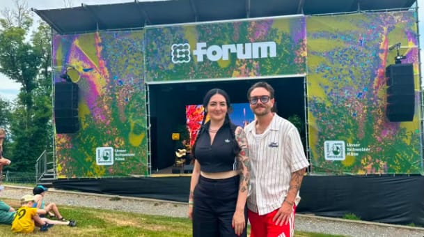 Moderator Simon Schütz mit Sexologin Karoline de Falco vor der Forum-Bühne.